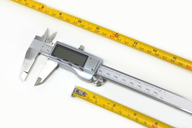 Roleta de construção e ferramentas de construção de micrômetro de paquímetro digital vernier em fundo branco