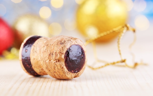 Rolha de champanhe em fundo de luzes de natal