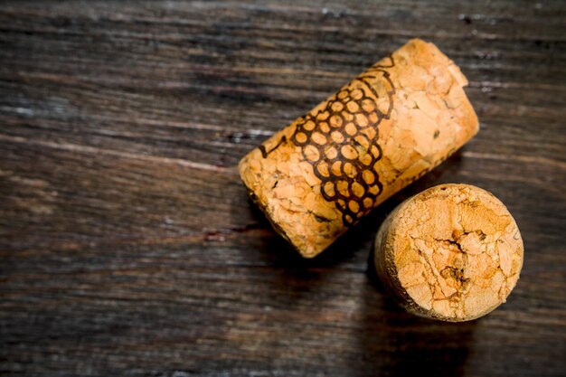 Rolhas de vinho em fundo de madeira