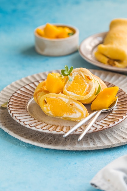 Foto rolinho de bolo de crepe de manga e arroz pegajoso, hong kong, comida tailandesa no verão