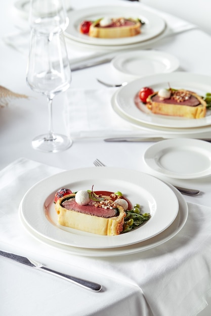 Rolinho de carne de Páscoa, bolo de carne para o jantar de Páscoa. Mesa de banquete lindamente decorada com diversos petiscos e petiscos.