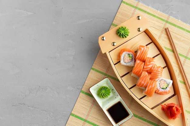 Rolinho de sushi coberto com salmão fresco servido no prato de perto