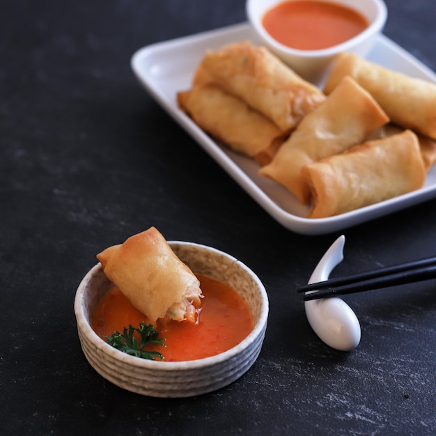 Rolinho Primavera de Camarão Chinês Frito com Molho Picante Doce