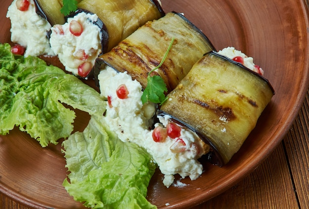 Rolinhos Armênios De Berinjela Com Recheio De Nozes E Romã, Cozinha Armênia, Pratos Tradicionais Diversos, Vista De Topo.