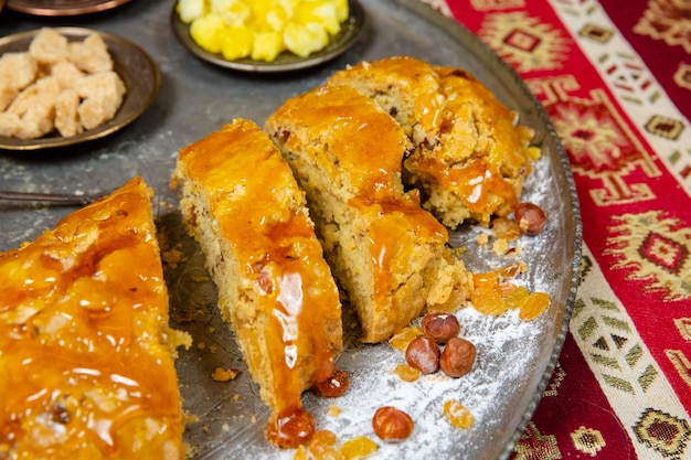 Rolinhos de canela com caramelo de maçãs e conceito de cozimento de nozes pecan