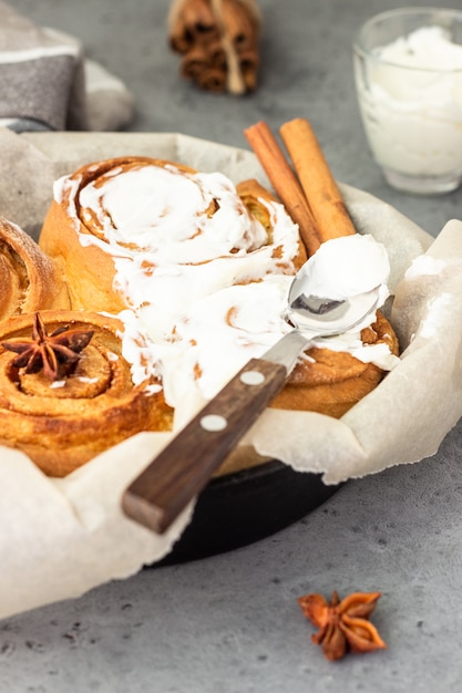 Rolinhos de canela com cobertura de creme de queijo