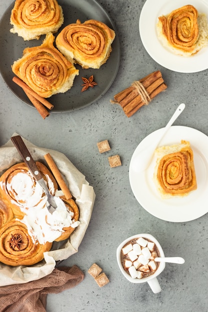 Rolinhos de canela com cobertura de creme de queijo