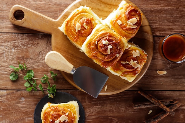 Rolinhos de canela com molho de caramelo salgado ou pão desfiado