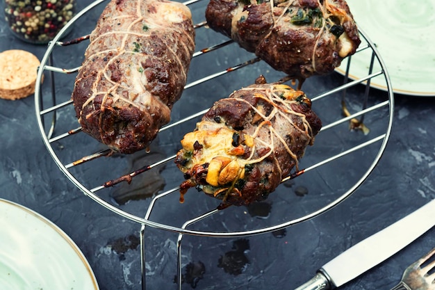 Rolinhos de carne com cogumelos e espinafres