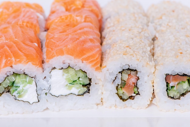 Rolinhos de comida japonesa em gergelim com pepino salmão Queijo Filadélfia Entrega de comida