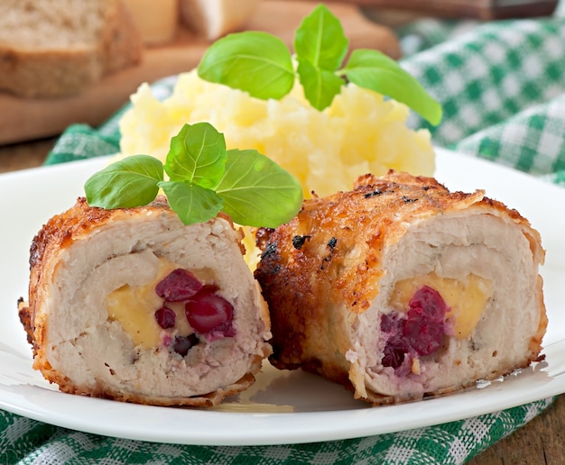 Rolinhos de frango com cranberries, queijo e mel