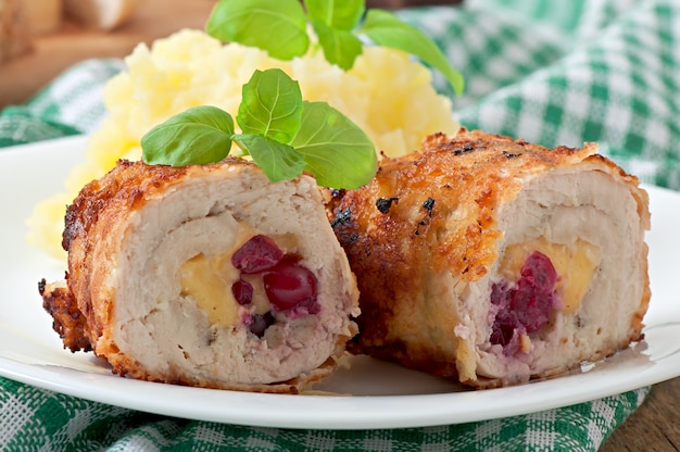 Rolinhos de frango com cranberries, queijo e mel