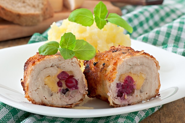 Rolinhos de frango com cranberries, queijo e mel