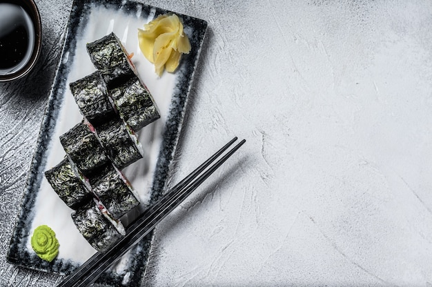 Rolinhos de Maki Sushi com salmão e atum.