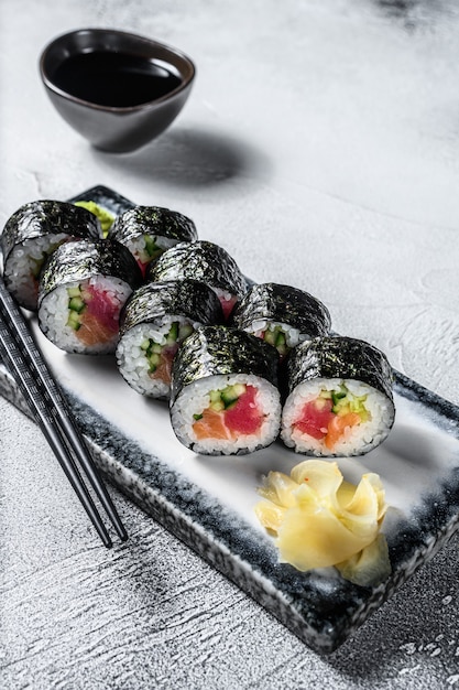 Rolinhos de Maki Sushi com salmão e atum.