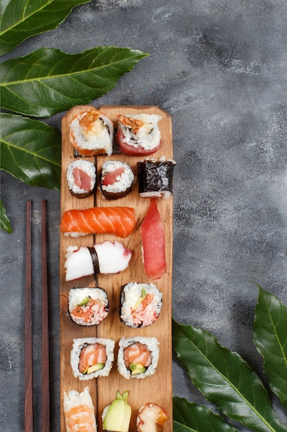 Rolinhos de nigiri e sushi em bandeja de madeira