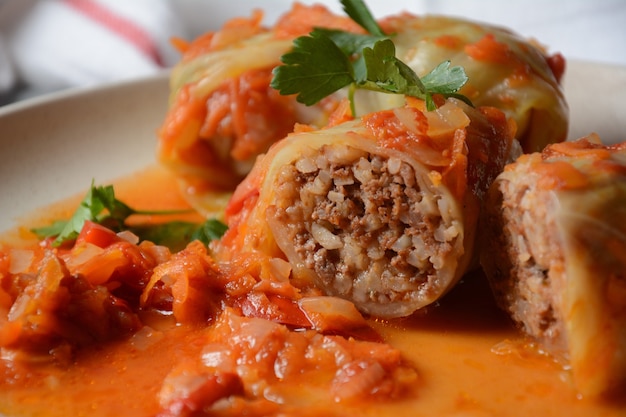 Rolinhos de repolho recheado com carne moída e arroz em molho de tomate