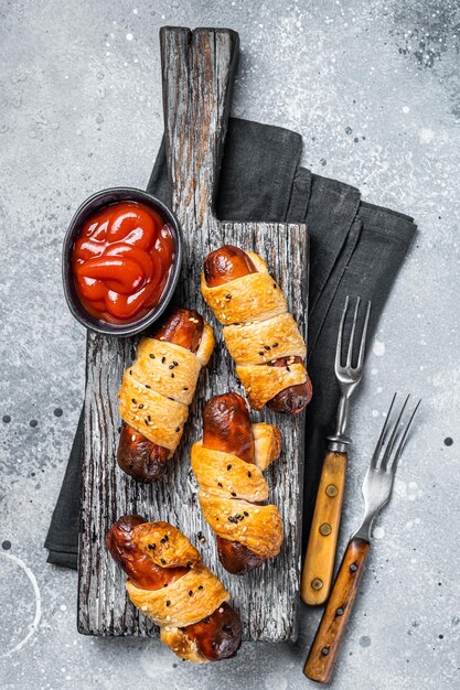 Fígado de frango frito com cebola e ervas fundo preto vista superior