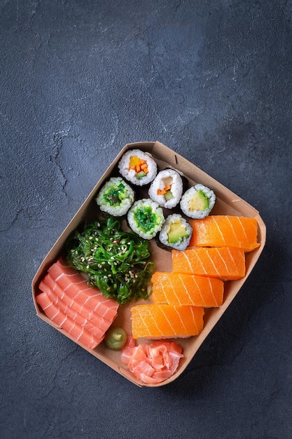 Rolinhos de sashimi de sushi vegano e maki com frutos do mar à base de plantas