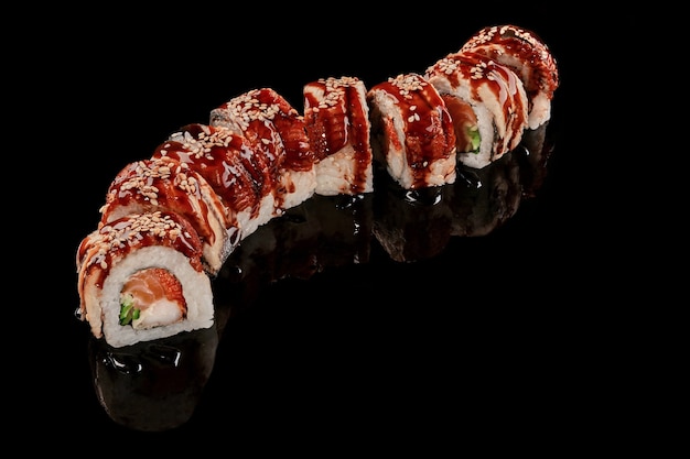 Rolinhos de sushi com enguia camarão salmão pepino tobiko e molho unagi