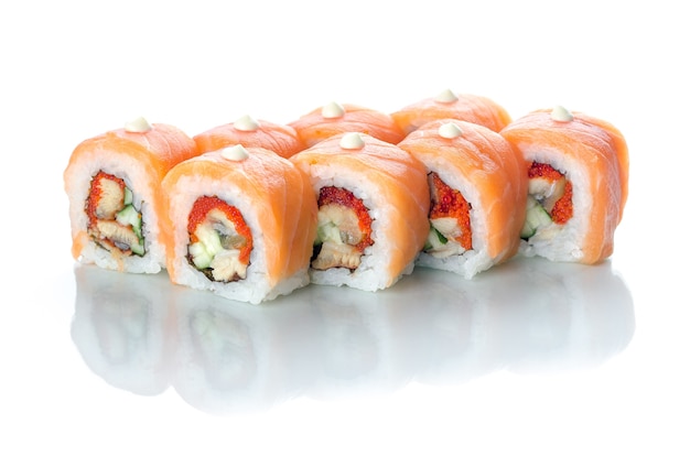 rolinhos de sushi com enguia e salmão com gotinhas de maionese japonesa