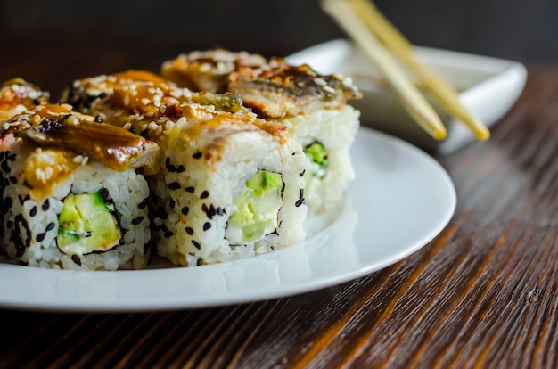 Foto rolinhos de sushi com enguia, queijo e abacate