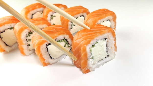 rolinhos de sushi com salmão e pauzinhos