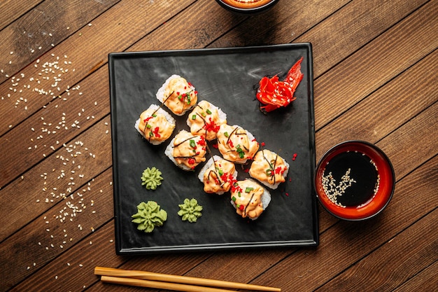 Rolinhos de sushi ebi de queijo com wasabi e molho de soja