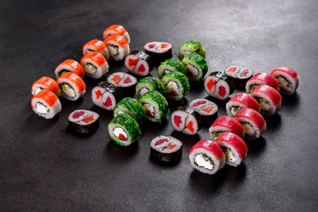 Rolinhos de sushi frescos e deliciosos em um fundo escuro