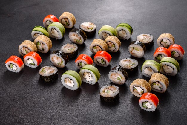Rolinhos de sushi frescos e deliciosos em um fundo escuro