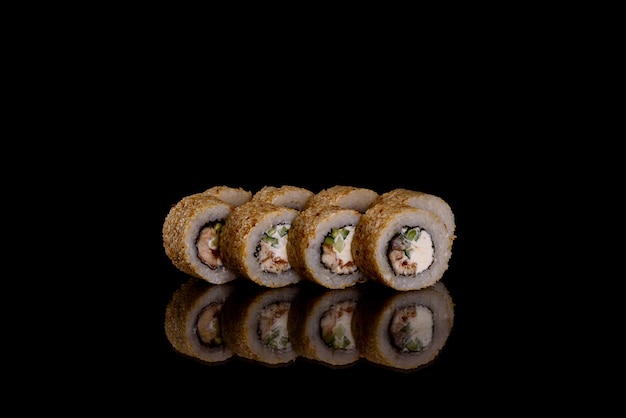 Rolinhos de sushi frescos e deliciosos em um fundo escuro