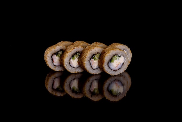 Rolinhos de sushi frescos e deliciosos em um fundo escuro