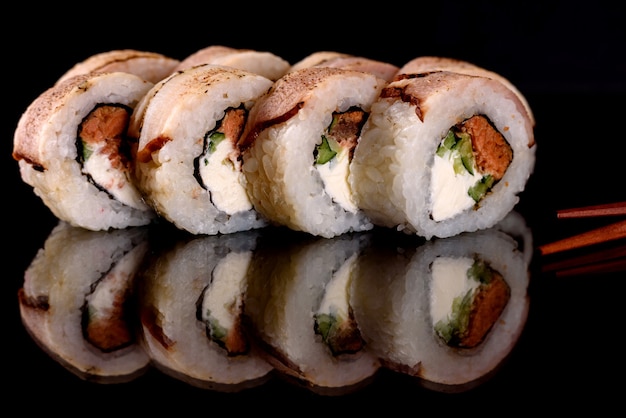 Rolinhos de sushi frescos preparados com as melhores variedades de peixes e frutos do mar