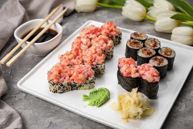 Rolinhos de sushi japonês fresco tradicional com salmão