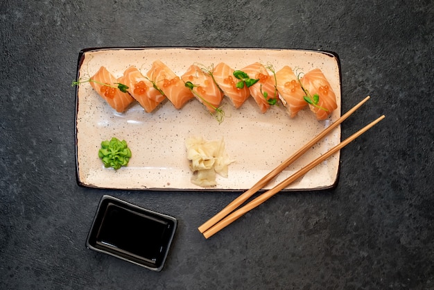 Rolinhos de sushi japoneses em um fundo de pedra