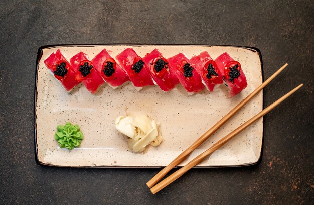 Rolinhos de sushi japoneses em um fundo de pedra