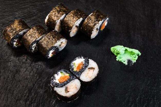 Rolinhos de sushi na mesa