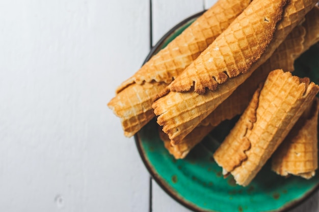 Rolinhos de wafer com leite condensado fino e waffle crocante de foco seletivo