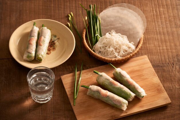 Rolinhos primavera frescos com camarões em prato de bambu