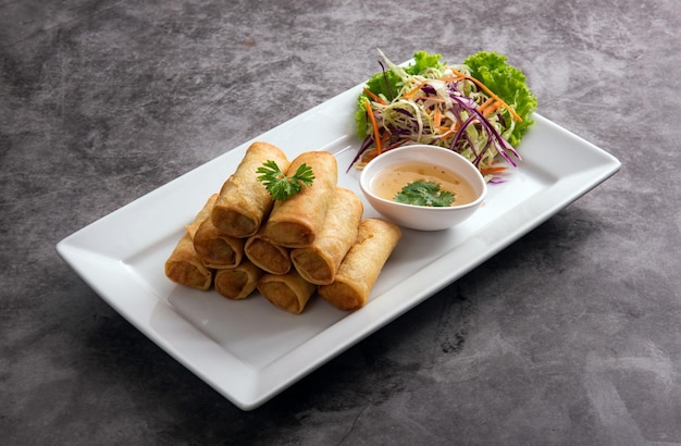 Foto rolinhos primavera fritos, cogumelos vegetais recheados e macarrão de vidro festival de comida vegetariana chinesa