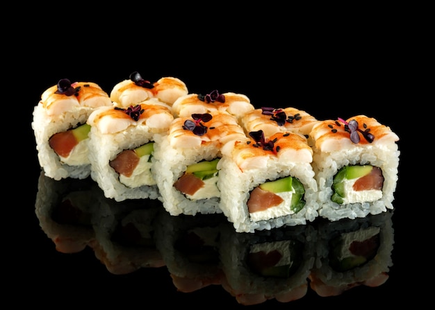 Roll con atún, camarones y aguacate.