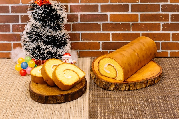 Roll cake para navidad decorado con crema