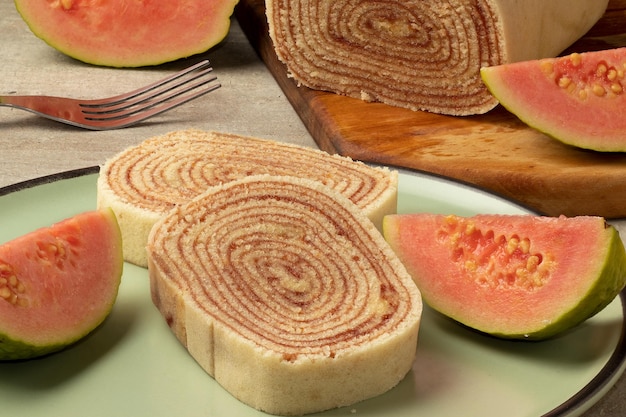 Roll cake típico brasileño Delicioso postre relleno de pasta de guayaba