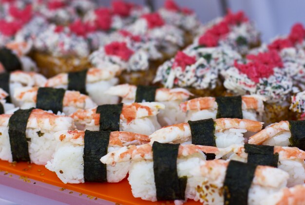 Roll con camarones y nori