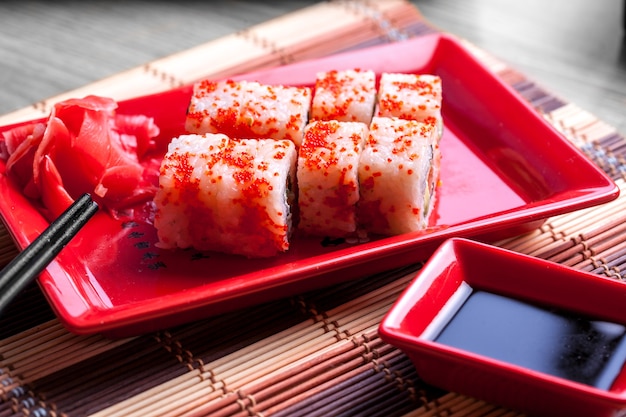 Roll con caviar rojo encima en restaurante