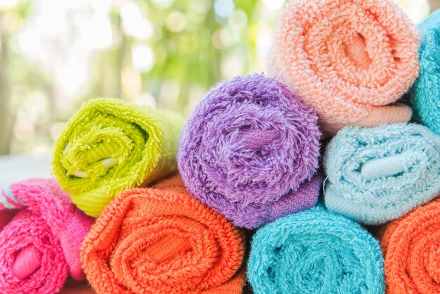 Roll of Multicolor toalhas usam no spa health club