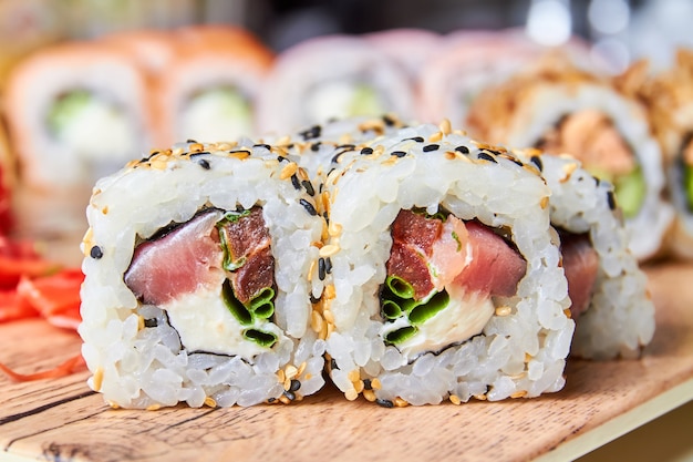 Roll con queso crema, atún, tomate ajonjolí y cebolleta