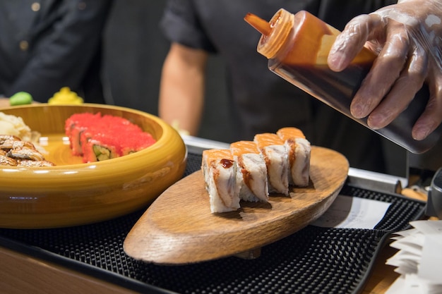 Foto roll salmón rey surtido de rollos de sushi con salmón tobika caviar chuka menú sushi