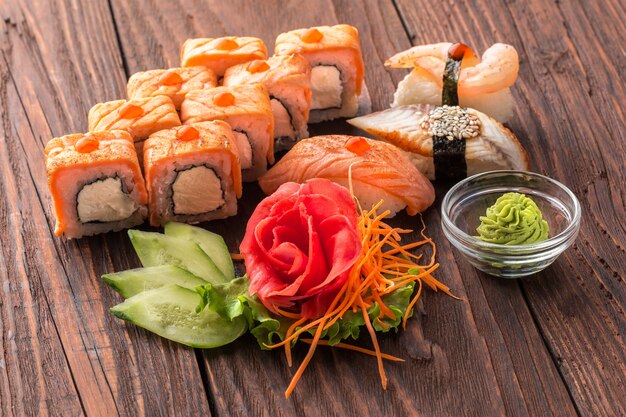 Roll set y sushi en la mesa de madera.