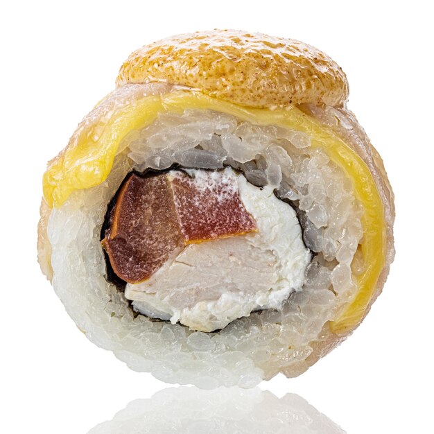 Roll Sushi aislado sobre fondo blanco. Cerrar vista con reflejo.